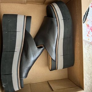 Naked feet platform sandals!